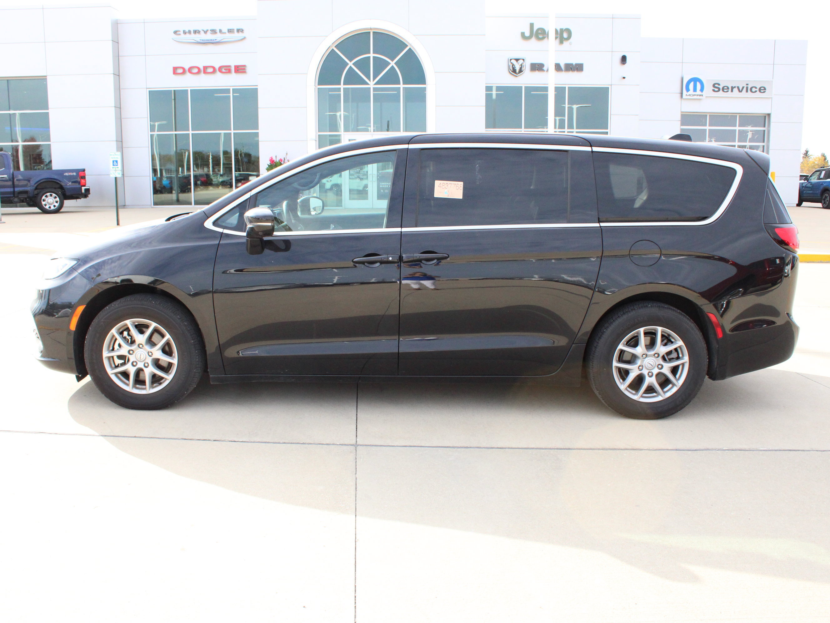 Used 2026 Chrysler Pacifica Select FWD image 3