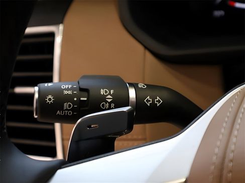 Used 2025 Land Rover Discovery Metropolitan Edition image 70