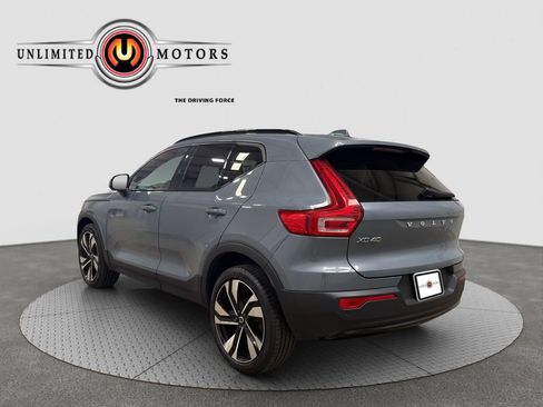Used 2023 Volvo XC40 B5 Plus w/ Climate Package AWD/4WD image 3