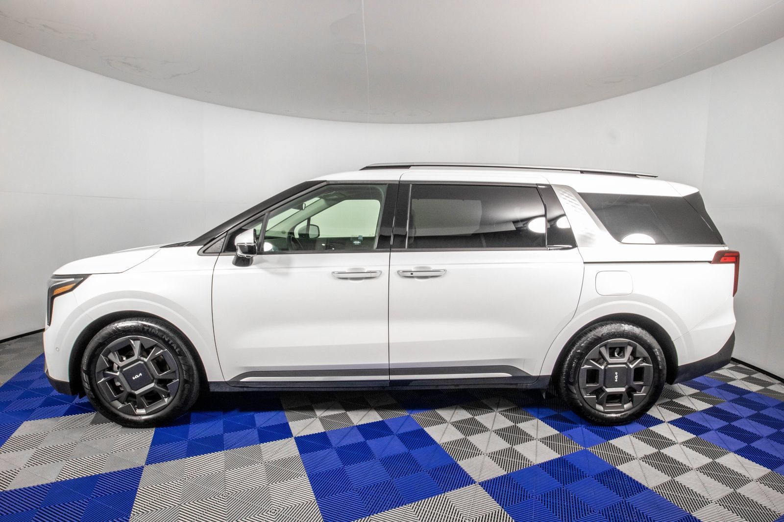 Used 2025 Kia Carnival SX FWD image 4