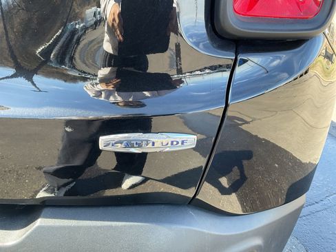 Used 2019 Jeep Renegade Latitude w/ Cold Weather Group image 29