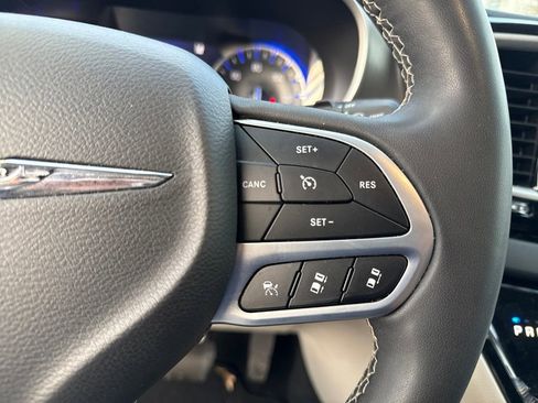 Used 2024 Chrysler Pacifica Touring-L image 39