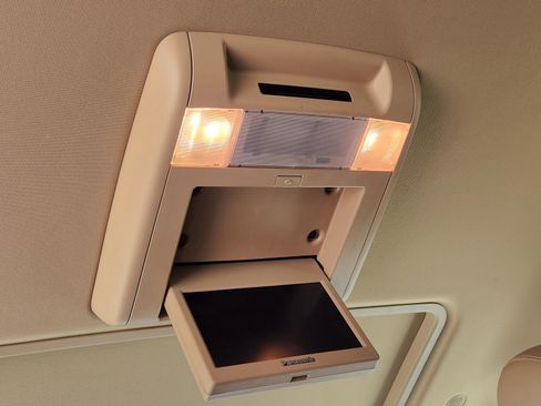 Used 2010 Cadillac Escalade Luxury image 29