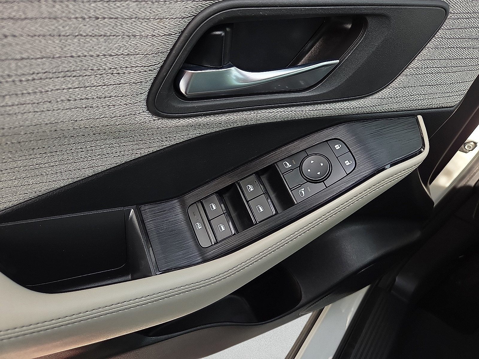 Used 2023 Nissan Rogue SV FWD image 13