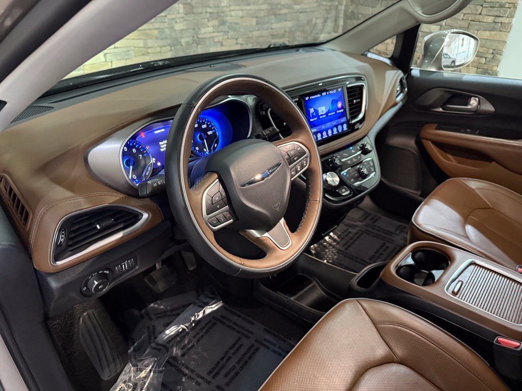 Used 2017 Chrysler Pacifica Limited w/ UConnect Theater Package FWD image 13