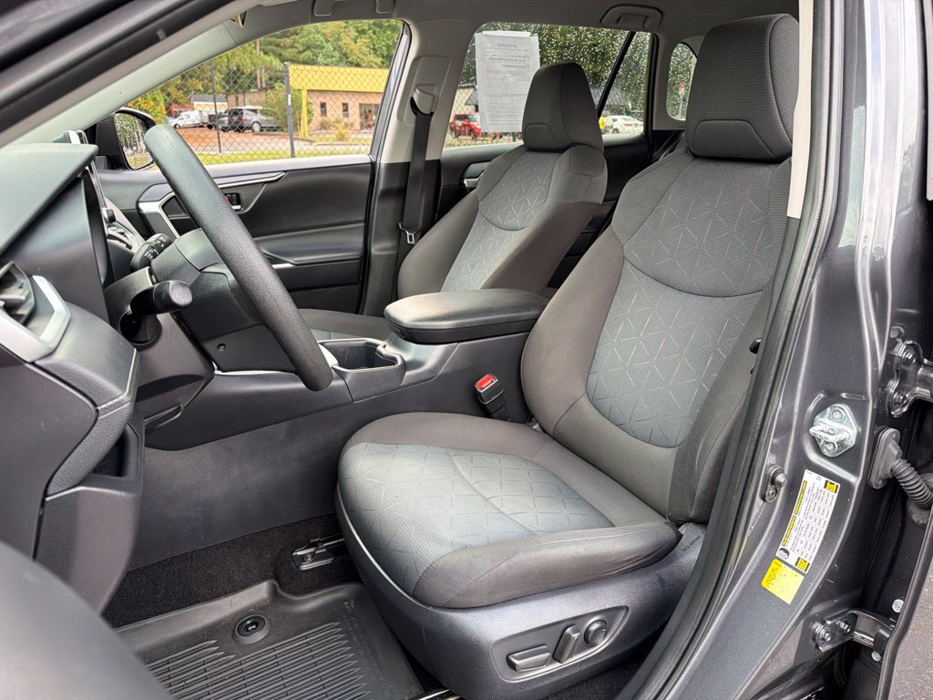 Used 2025 Toyota RAV4 XLE AWD/4WD image 18