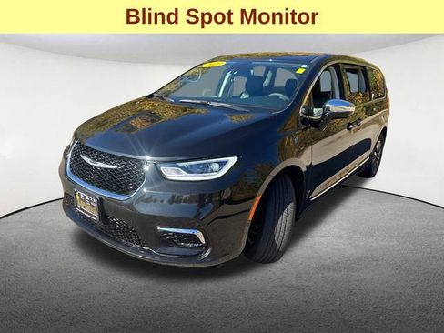 Used 2023 Chrysler Pacifica Limited image 6