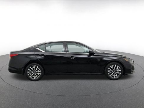Used 2025 Nissan Altima 2.5 SV FWD image 10