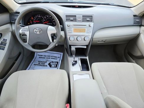 Used 2010 Toyota Camry LE image 10