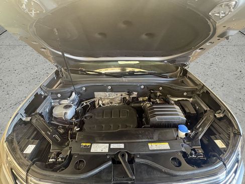 Used 2025 Volkswagen Atlas SE AWD/4WD image 9