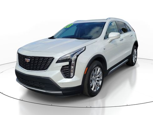 Used 2023 Cadillac XT4 Premium Luxury w/ Enhanced Visibility Package FWD image 3