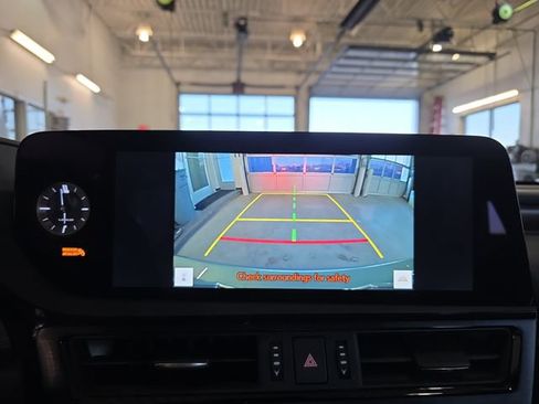 Certified 2025 Lexus ES 300h w/ Premium Package image 22