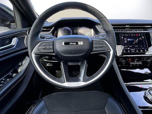 Used 2023 Jeep Grand Cherokee Altitude image 11