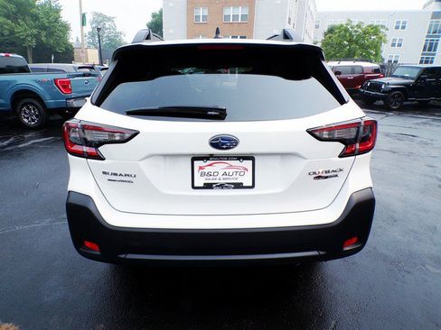 Used 2023 Subaru Outback Premium AWD/4WD image 4