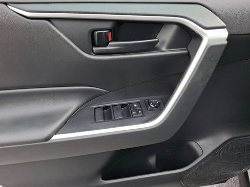 Certified 2022 Toyota RAV4 LE AWD/4WD image 12