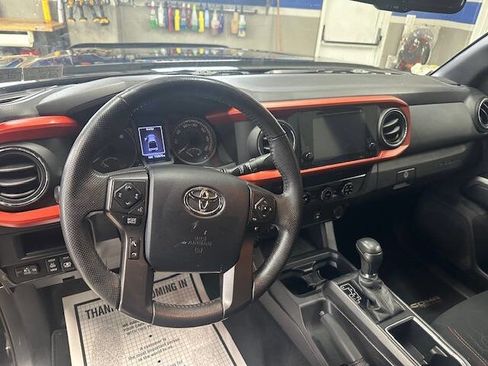 Used 2017 Toyota Tacoma TRD Off-Road w/ Exterior Package image 16