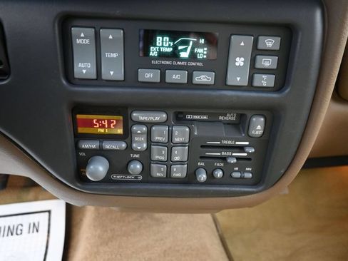 Used 1995 Pontiac Bonneville SE FWD image 17