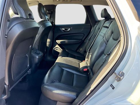 Used 2022 Volvo XC60 B5 Momentum w/ Protection Package Premier FWD image 24