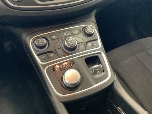 Used 2015 Chrysler 200 Limited w/ Convenience Group FWD image 10