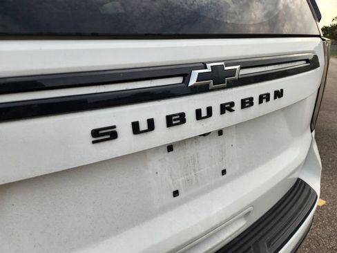 Used 2023 Chevrolet Suburban Z71 w/ Luxury Package AWD/4WD image 8