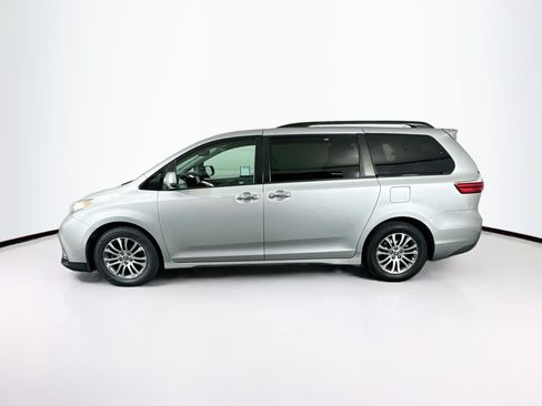 Used 2020 Toyota Sienna XLE FWD image 4
