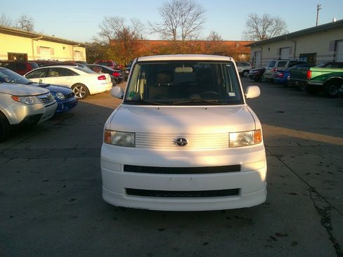 Used 2005 Scion xB image 2