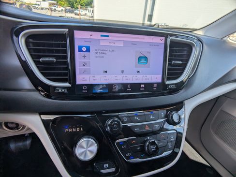 Used 2023 Chrysler Pacifica Touring-L FWD image 20