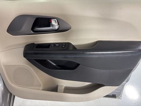Used 2021 Chrysler Pacifica Touring-L FWD image 16