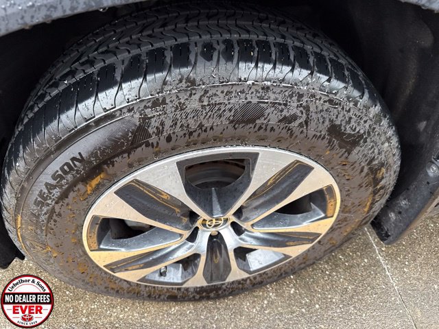 Used 2023 Toyota Highlander XLE FWD image 2