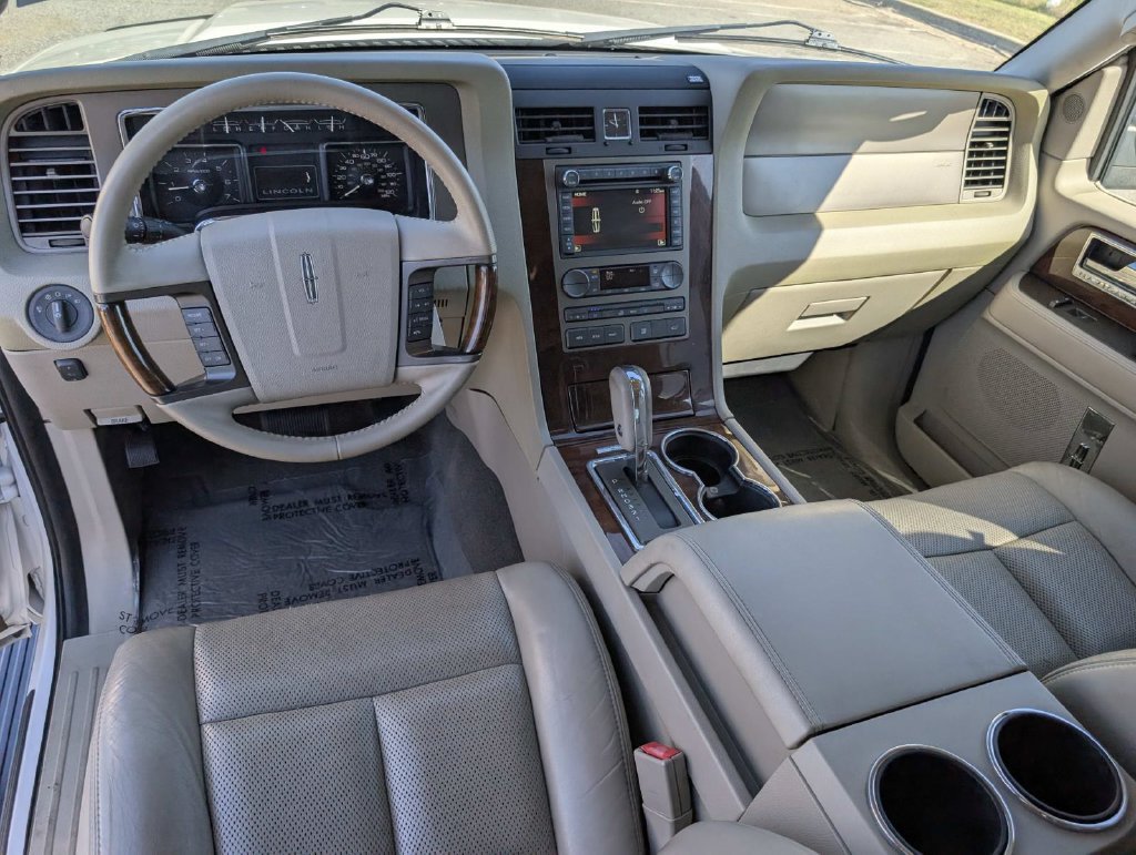 Used 2014 Lincoln Navigator 2WD image 25