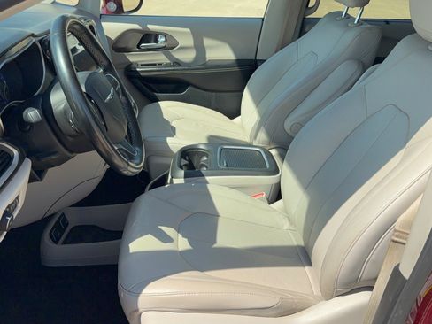 Used 2021 Chrysler Pacifica Touring-L FWD image 5