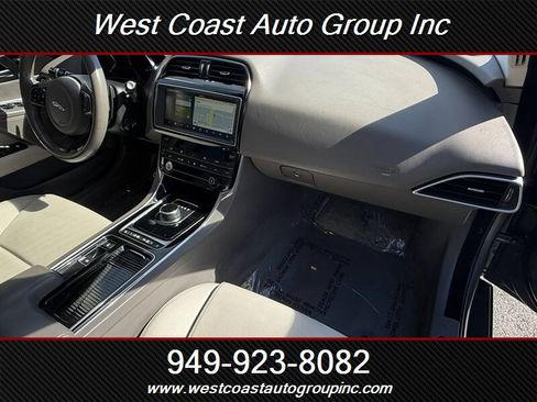 Used 2019 Jaguar XE Premium image 8