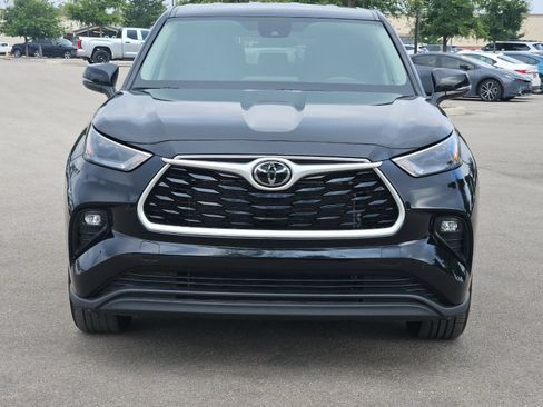 Used 2025 Toyota Highlander LE FWD image 8