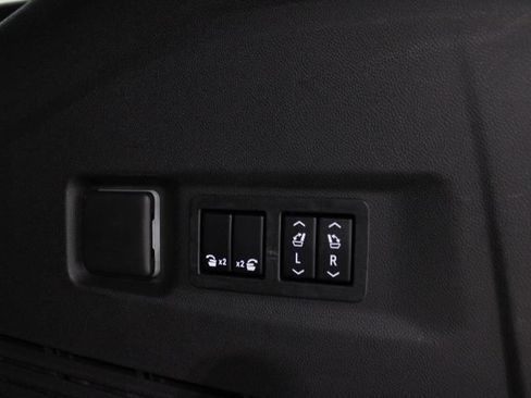 Used 2022 Chevrolet Suburban RST w/ Luxury Package AWD/4WD image 16