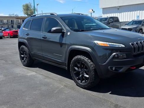 Used 2017 Jeep Cherokee Trailhawk w/ Cold Weather Group AWD/4WD image 3