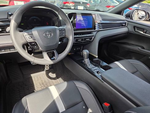 Used 2025 Toyota Camry SE FWD image 8