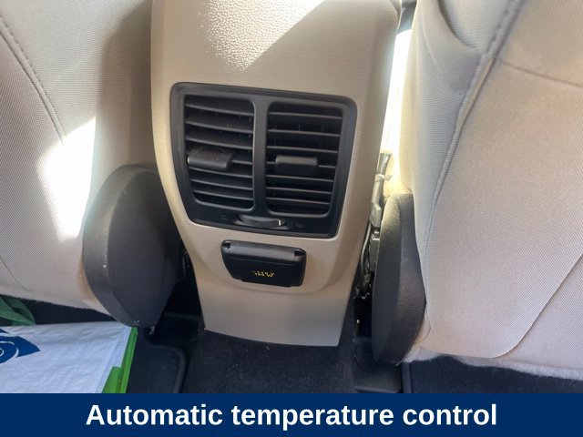Used 2017 Ford C-MAX Energi SE w/ Equipment Group 401A FWD image 9