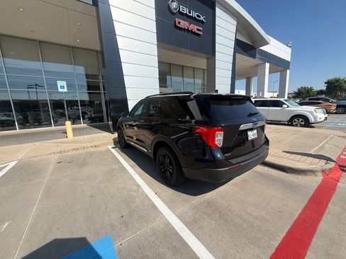 Used 2022 Ford Explorer XLT AWD/4WD image 2