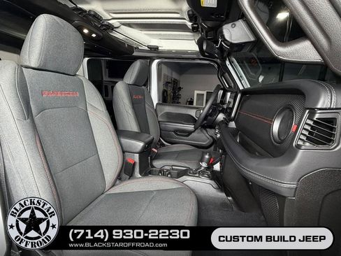 Used 2025 Jeep Wrangler Unlimited Rubicon AWD/4WD image 18