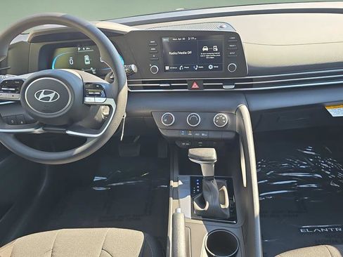 New 2026 Hyundai Elantra SE FWD image 18