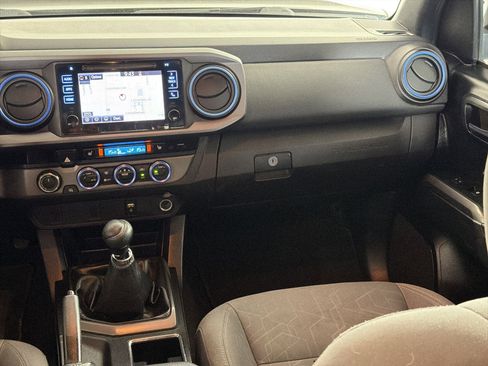 Used 2016 Toyota Tacoma TRD Sport image 27