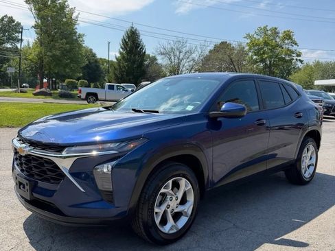 Used 2024 Chevrolet Trax LS w/ LS Convenience Package FWD image 1