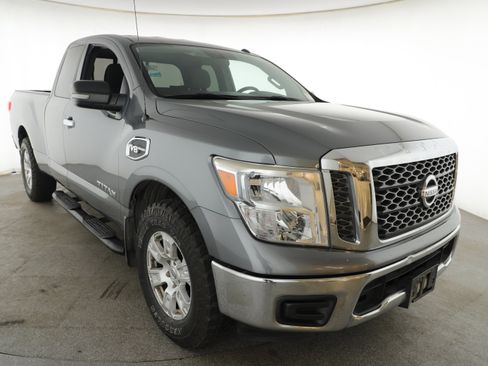Used 2017 Nissan Titan SV image 5