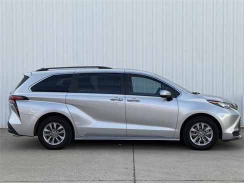 Used 2022 Toyota Sienna LE image 3