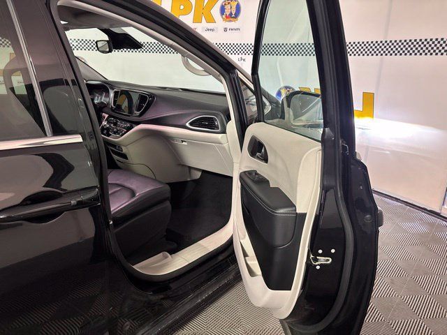 Used 2024 Chrysler Pacifica Limited FWD image 13