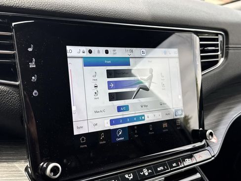 Used 2023 Jeep Wagoneer L Series III w/ Preferred Equipment Group image 13