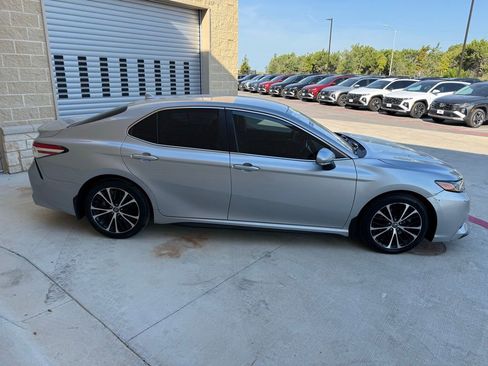 Used 2020 Toyota Camry SE image 4