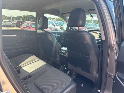 Used 2016 Toyota Highlander LE AWD/4WD image 27
