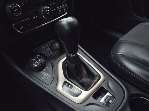 Used 2016 Jeep Cherokee Trailhawk image 25