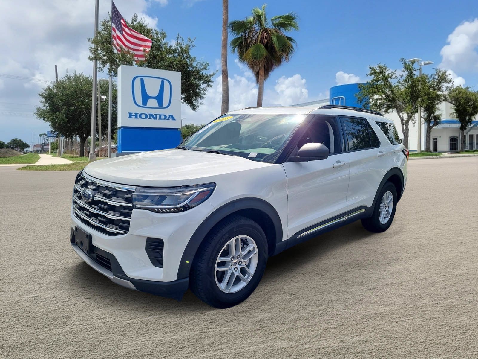 Used 2025 Ford Explorer Active AWD/4WD image 4